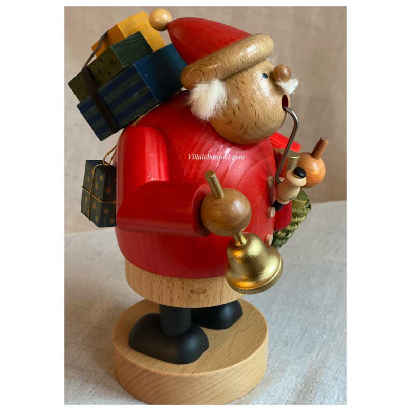 Jolie décoration tendance cluttercore: des figurines à suspension anges et fées.